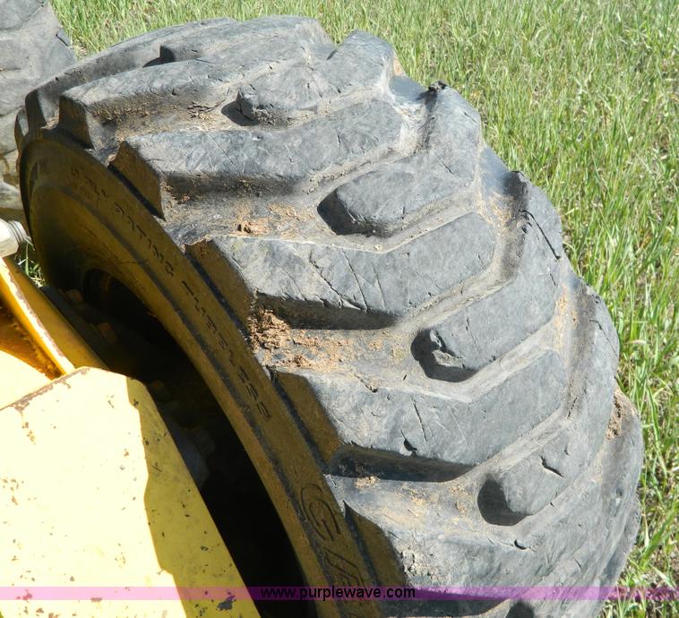 image for item G7871 2007 New Holland L185 skid steer