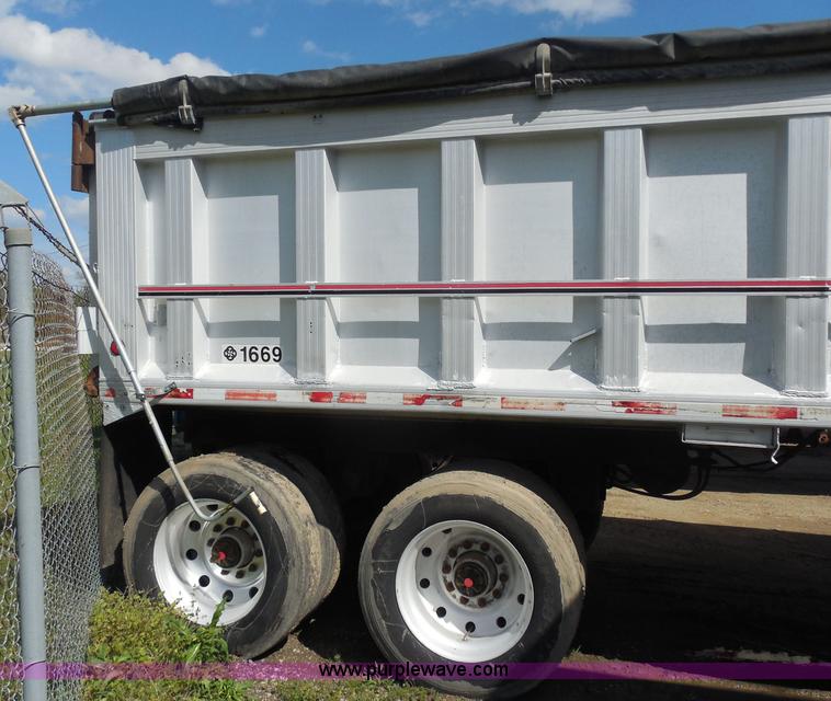 image for item H3216 1994 Travis end dump trailer
