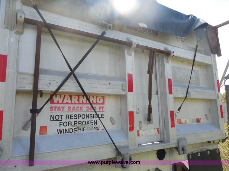 image for item H3216 1994 Travis end dump trailer