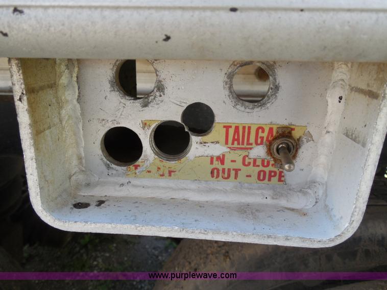 image for item H3216 1994 Travis end dump trailer