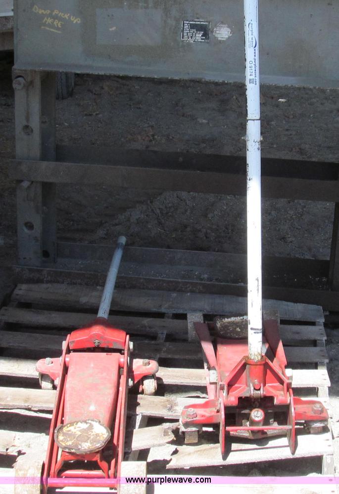 image for item O9174 (2) hydraulic floor jacks