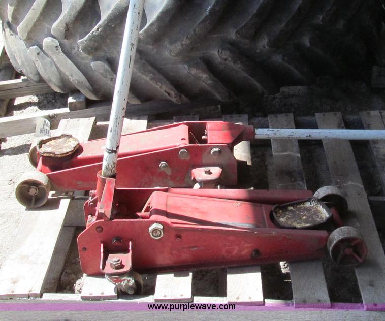 image for item O9174 (2) hydraulic floor jacks