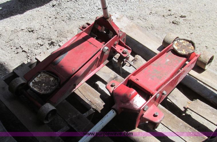 image for item O9174 (2) hydraulic floor jacks