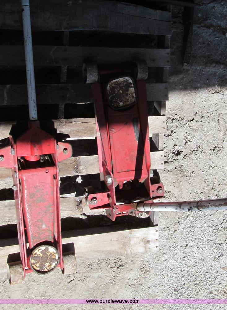image for item O9174 (2) hydraulic floor jacks