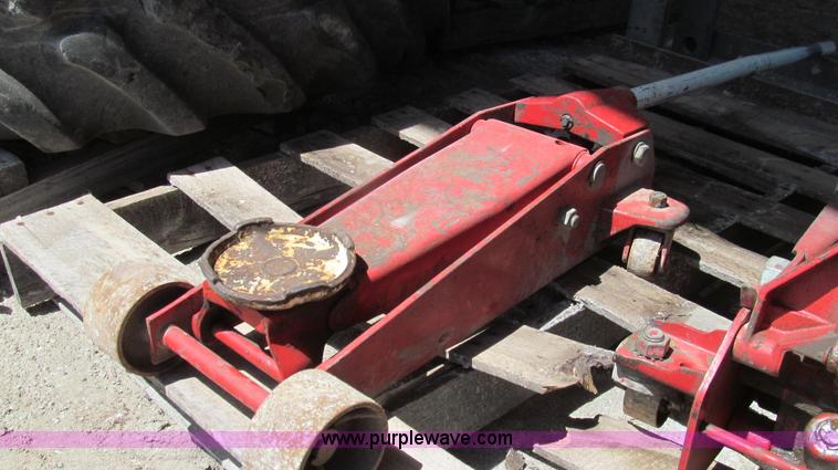 image for item O9174 (2) hydraulic floor jacks