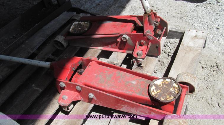 image for item O9174 (2) hydraulic floor jacks