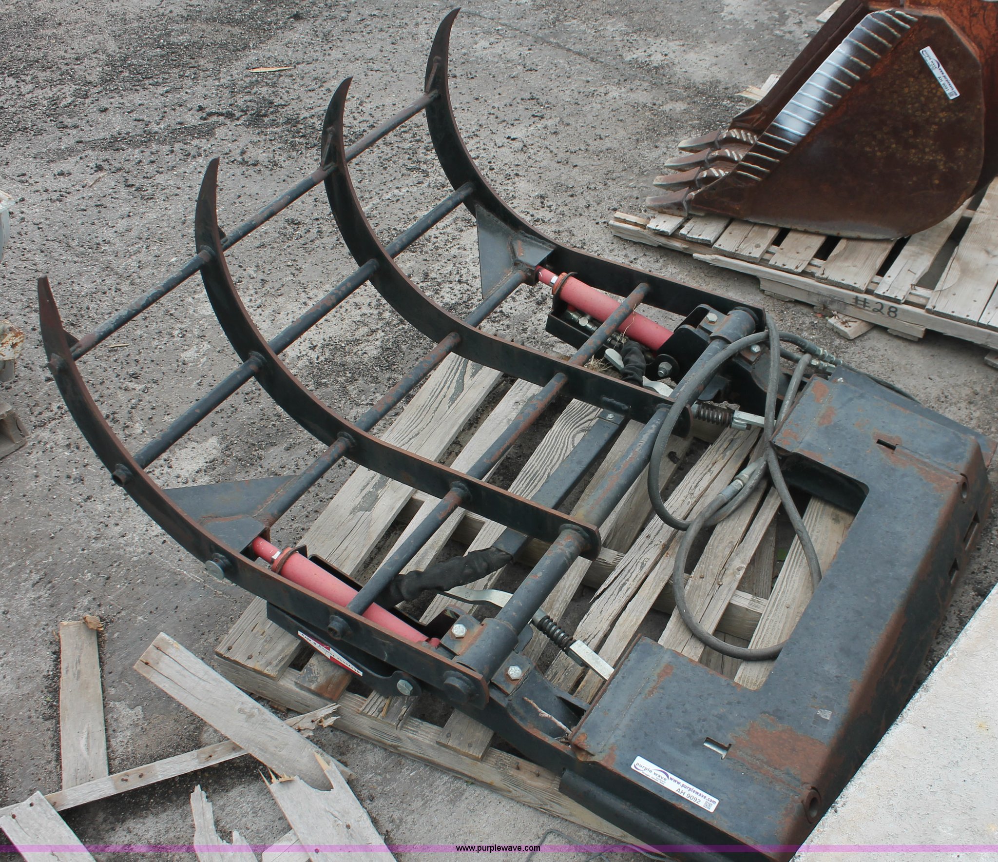 Sheyenne Tooling Co. and Mfg. twin cylinder grapple attachment in