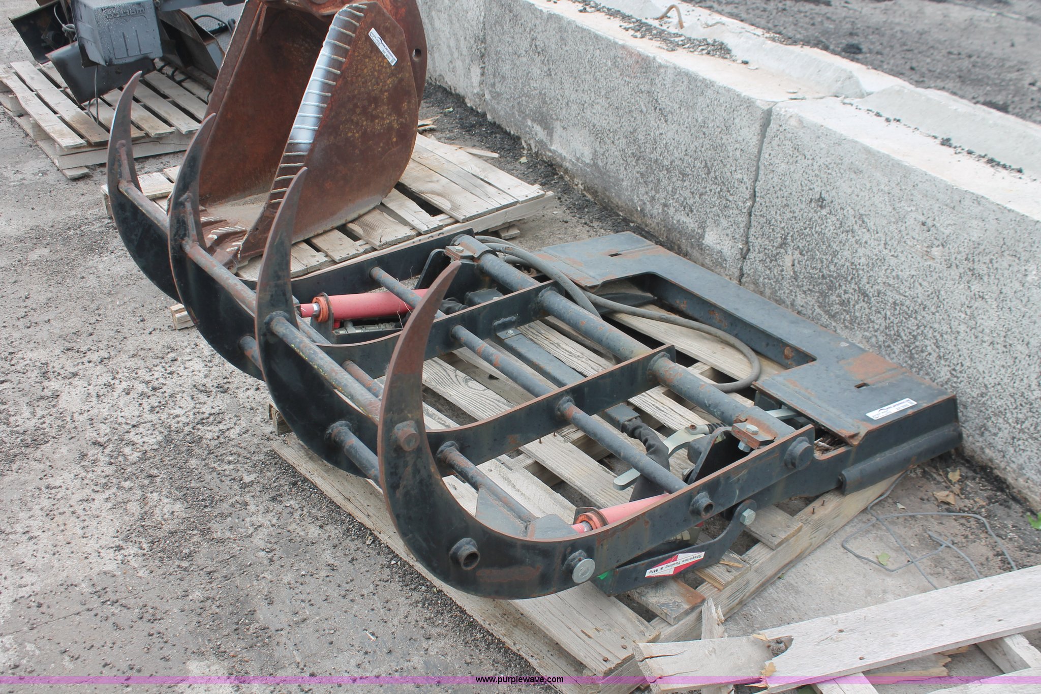 Sheyenne Tooling Co. and Mfg. twin cylinder grapple attachment in
