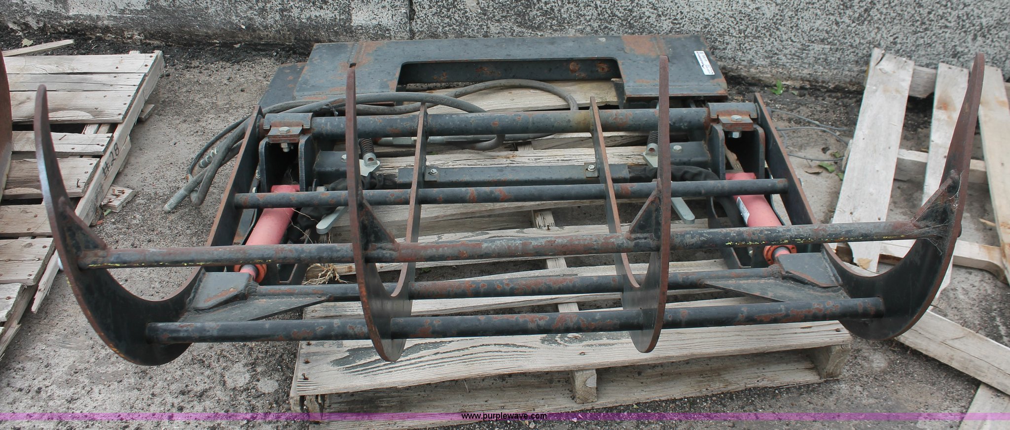 Sheyenne Tooling Co. and Mfg. twin cylinder grapple attachment in