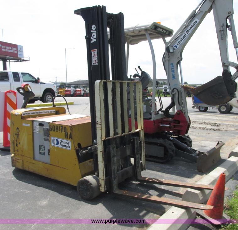 image for item AB9364 2005 Yale electric forklift