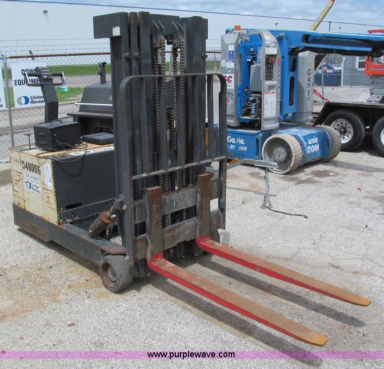 image for item F5068 2000 Crown 40WBT walk-behind forklift