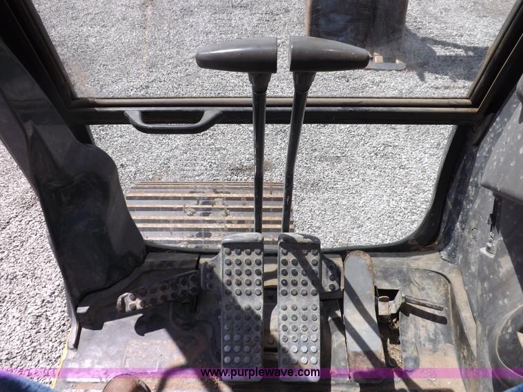 image for item H7023 2007 John Deere 200C LC excavator