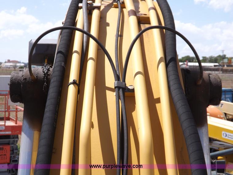 image for item H7023 2007 John Deere 200C LC excavator