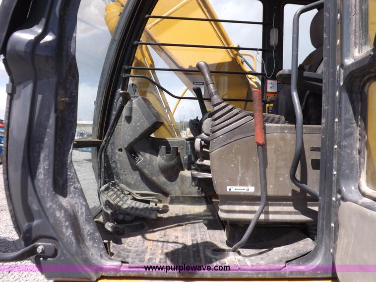 image for item H7023 2007 John Deere 200C LC excavator