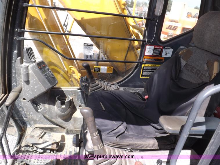 image for item H7023 2007 John Deere 200C LC excavator