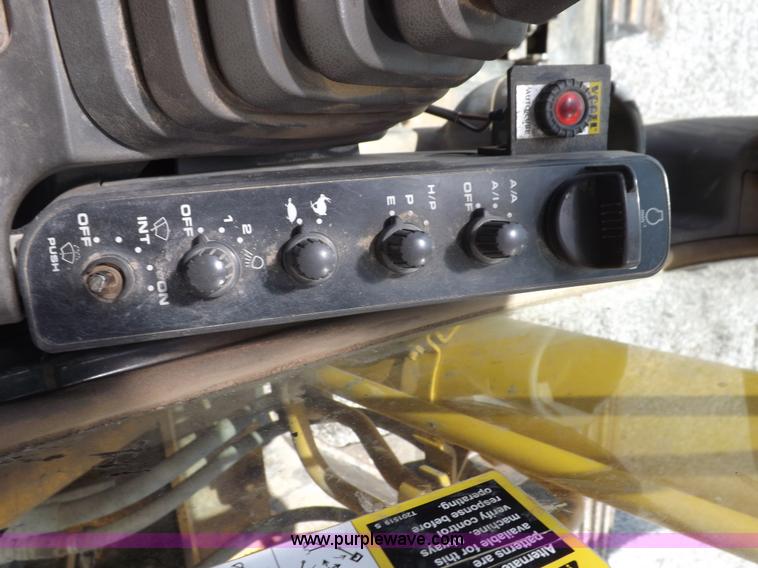 image for item H7023 2007 John Deere 200C LC excavator