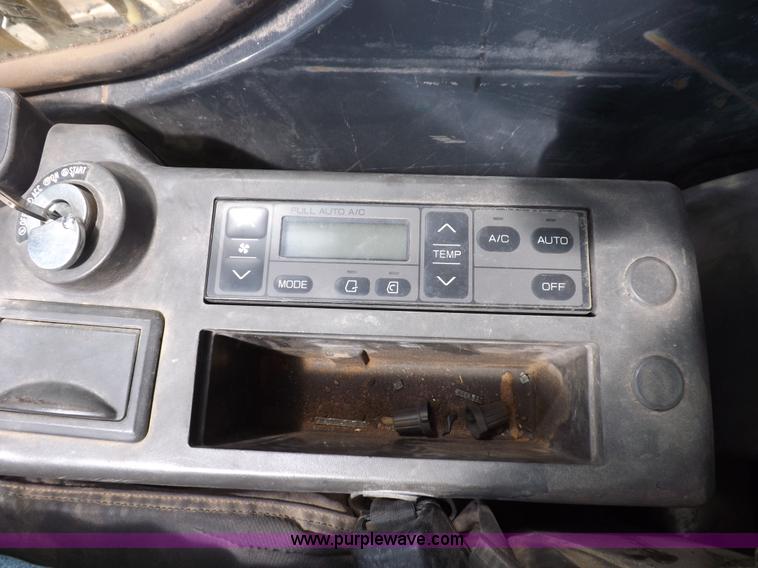 image for item H7023 2007 John Deere 200C LC excavator