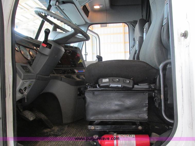 image for item AB9371 2006 Freightliner Century Class ST120 semi truck