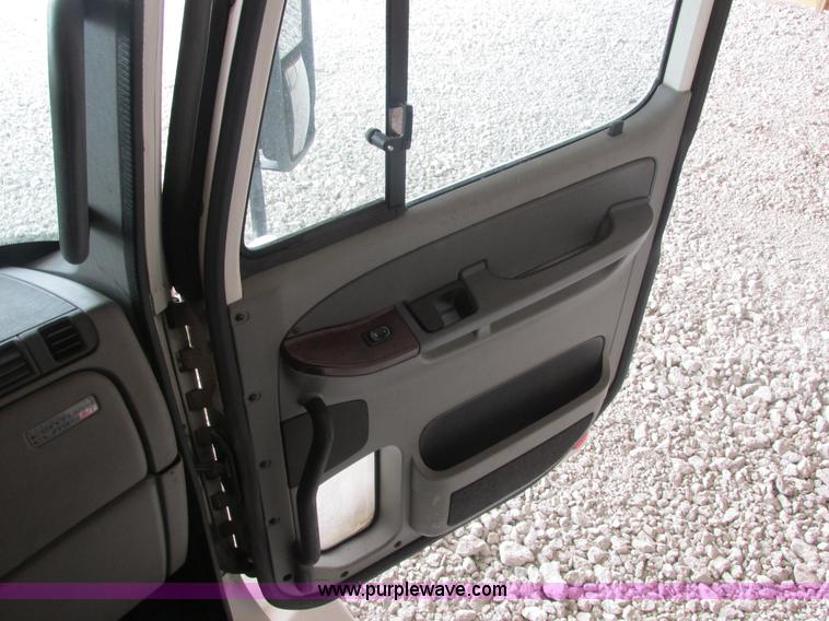 image for item AB9371 2006 Freightliner Century Class ST120 semi truck