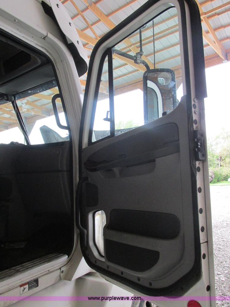 image for item AB9371 2006 Freightliner Century Class ST120 semi truck