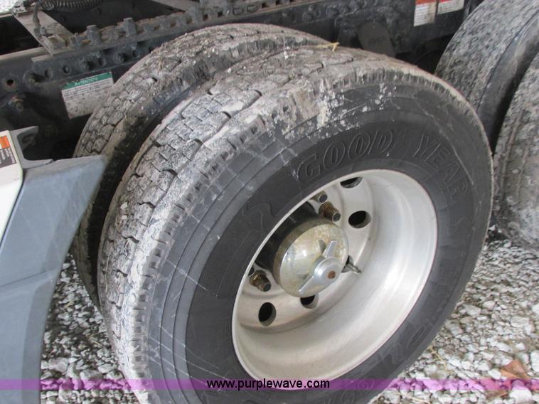 image for item AB9371 2006 Freightliner Century Class ST120 semi truck