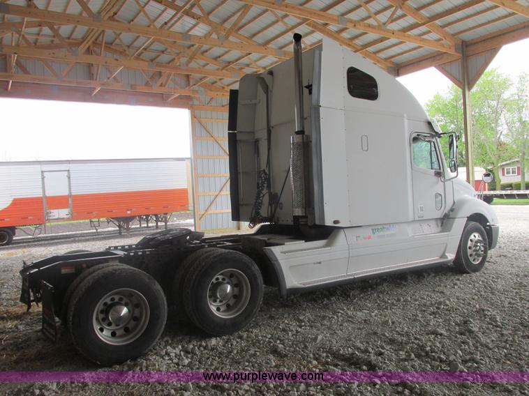 image for item AB9372 2006 Freightliner Columbia semi truck