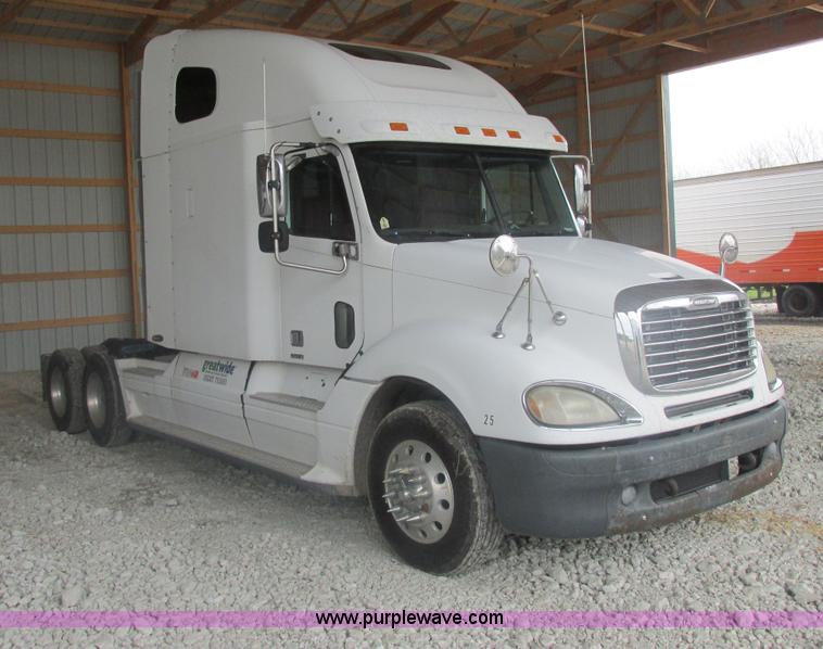 image for item AB9372 2006 Freightliner Columbia semi truck