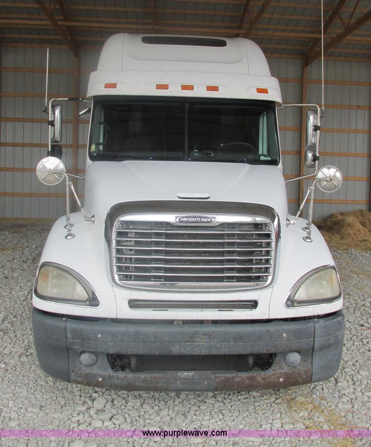 image for item AB9372 2006 Freightliner Columbia semi truck