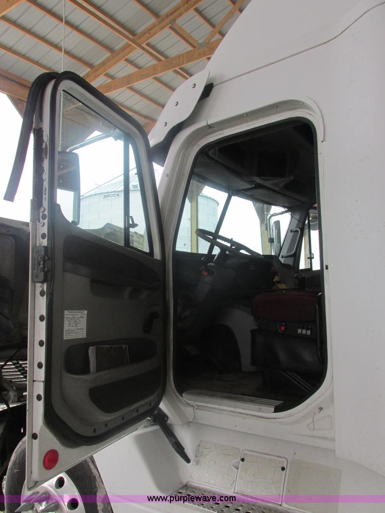 image for item AB9372 2006 Freightliner Columbia semi truck