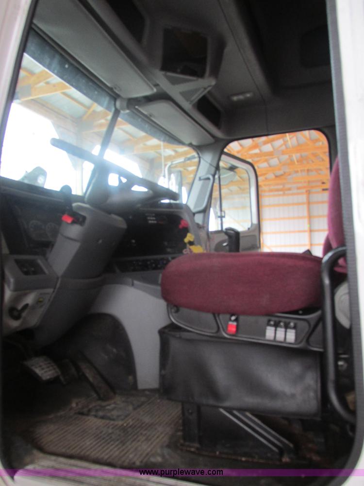 image for item AB9372 2006 Freightliner Columbia semi truck