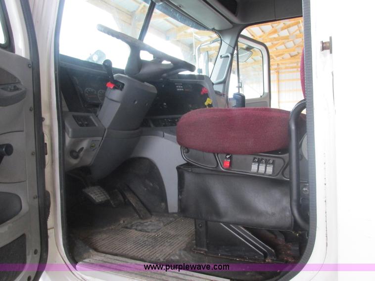 image for item AB9372 2006 Freightliner Columbia semi truck