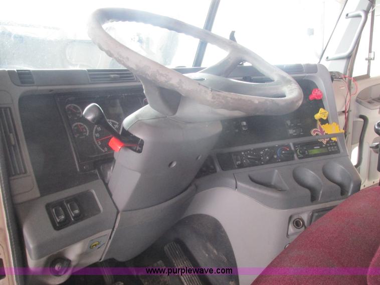 image for item AB9372 2006 Freightliner Columbia semi truck