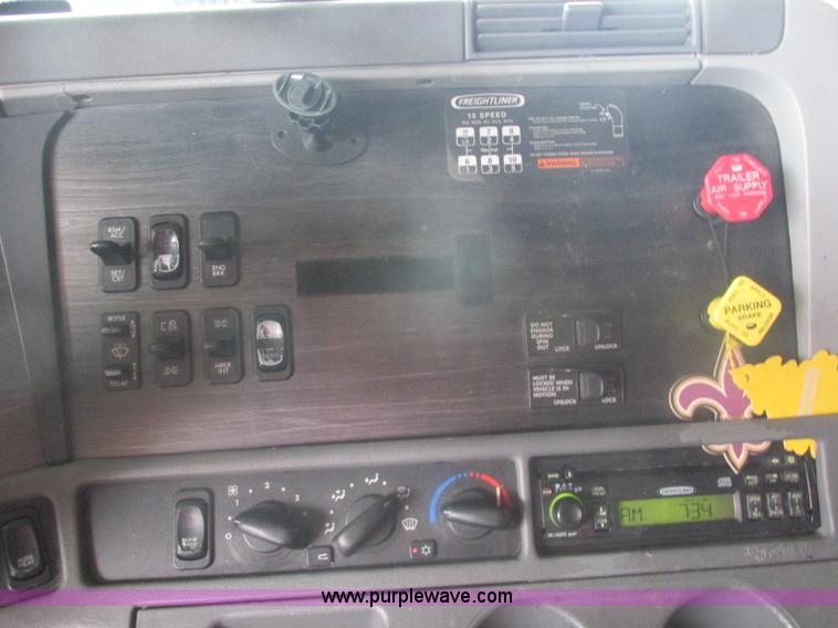 image for item AB9372 2006 Freightliner Columbia semi truck