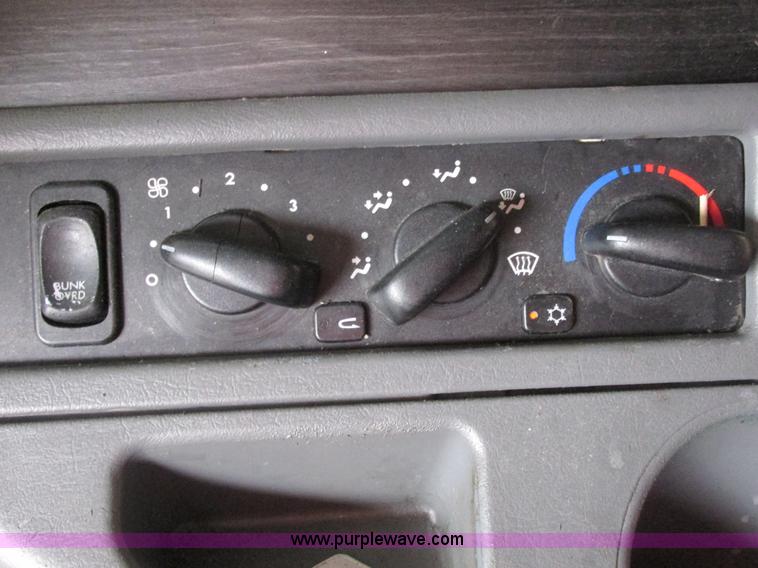 image for item AB9372 2006 Freightliner Columbia semi truck