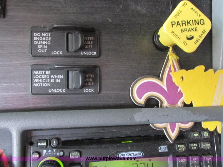 image for item AB9372 2006 Freightliner Columbia semi truck