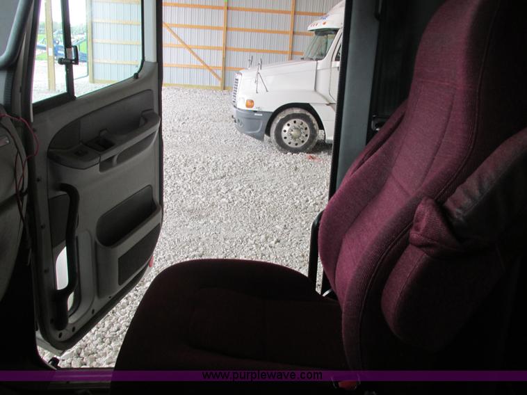 image for item AB9372 2006 Freightliner Columbia semi truck