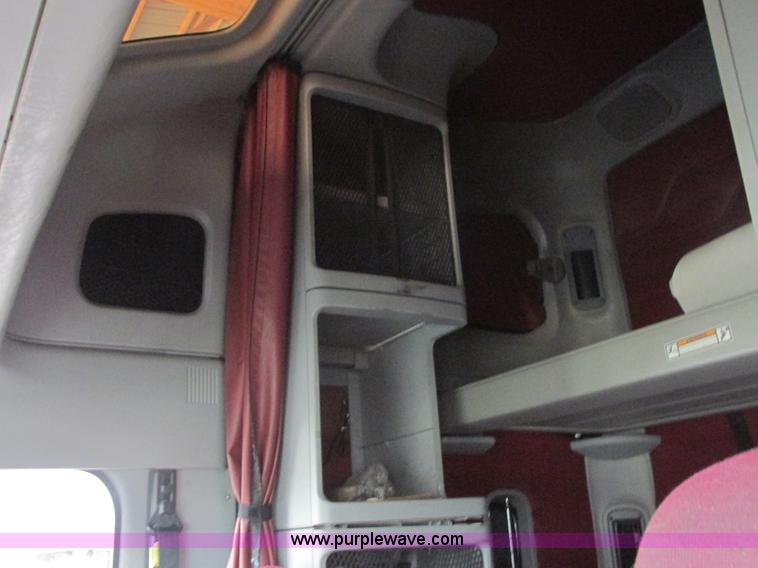 image for item AB9372 2006 Freightliner Columbia semi truck