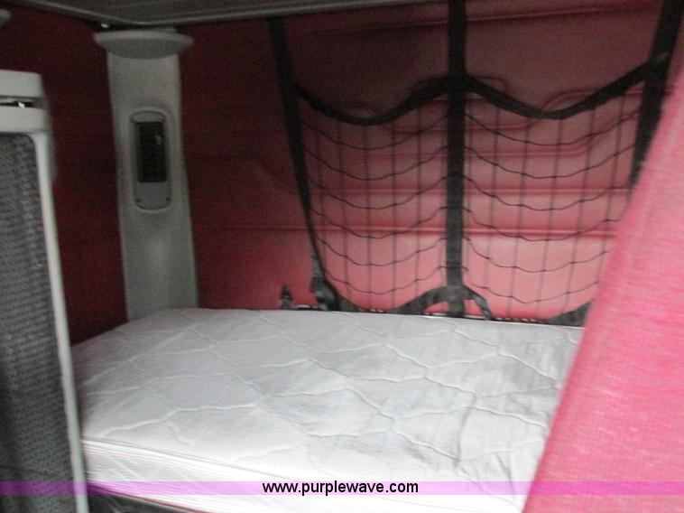 image for item AB9372 2006 Freightliner Columbia semi truck