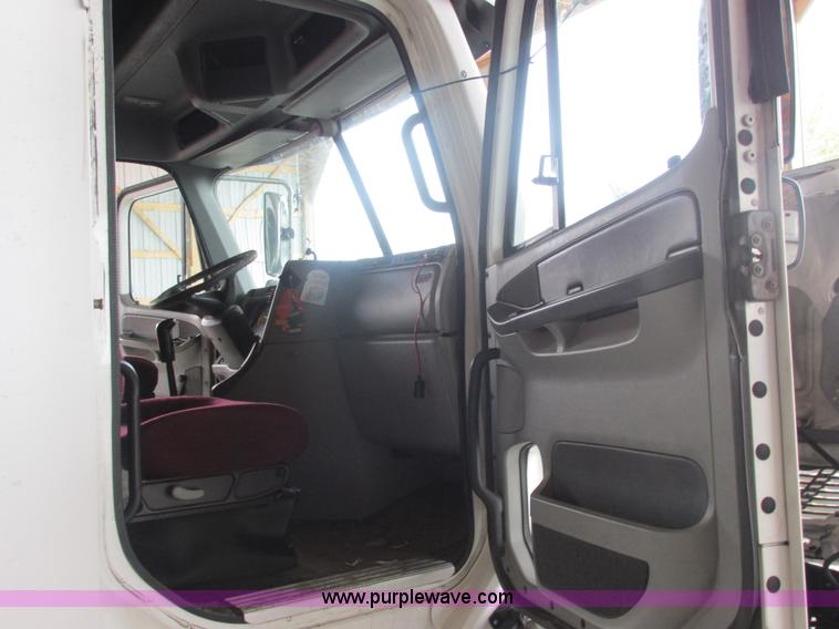 image for item AB9372 2006 Freightliner Columbia semi truck