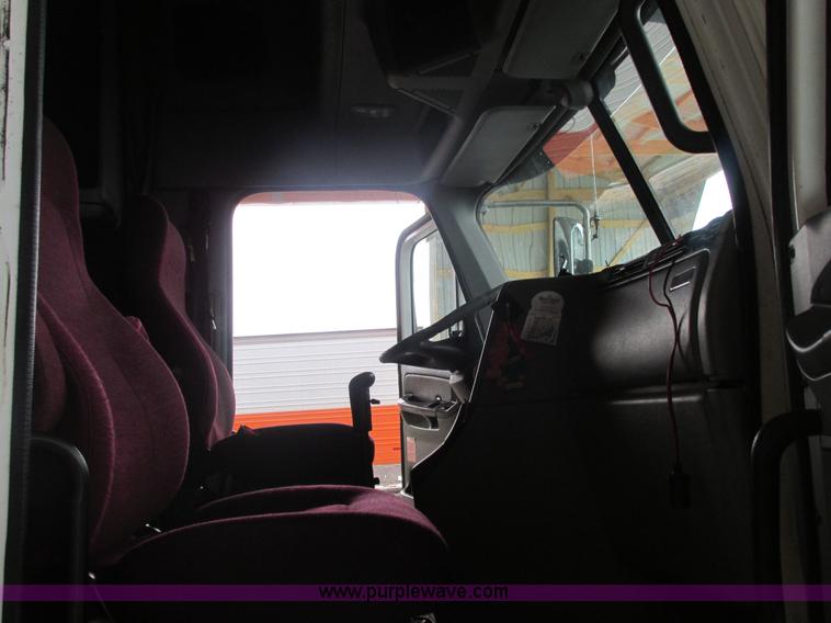 image for item AB9372 2006 Freightliner Columbia semi truck