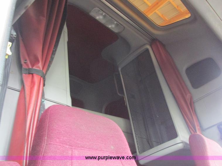 image for item AB9372 2006 Freightliner Columbia semi truck