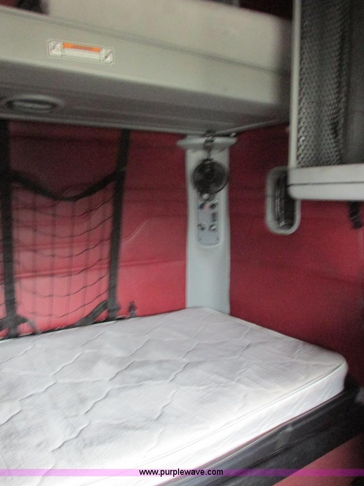 image for item AB9372 2006 Freightliner Columbia semi truck