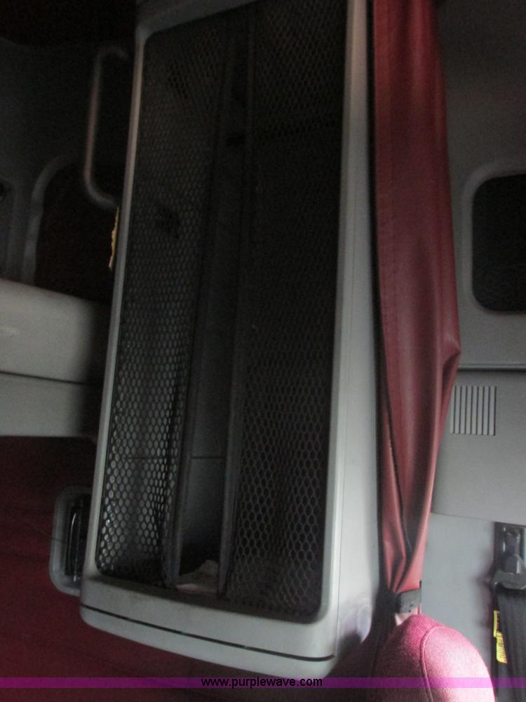 image for item AB9372 2006 Freightliner Columbia semi truck