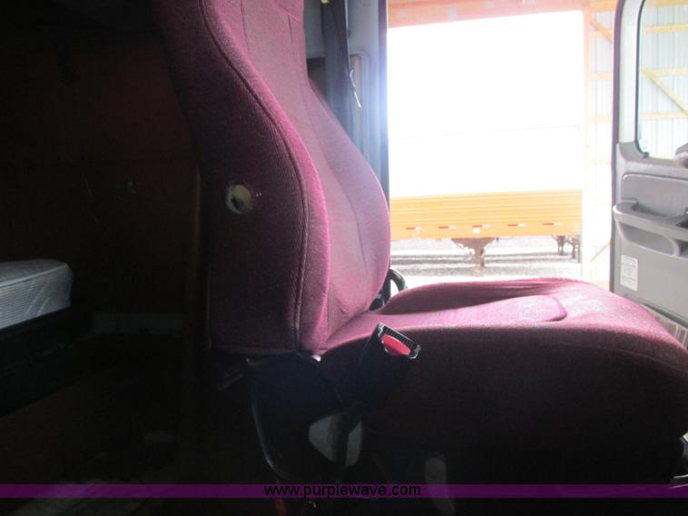 image for item AB9372 2006 Freightliner Columbia semi truck