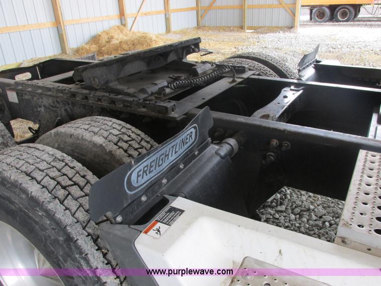 image for item AB9372 2006 Freightliner Columbia semi truck