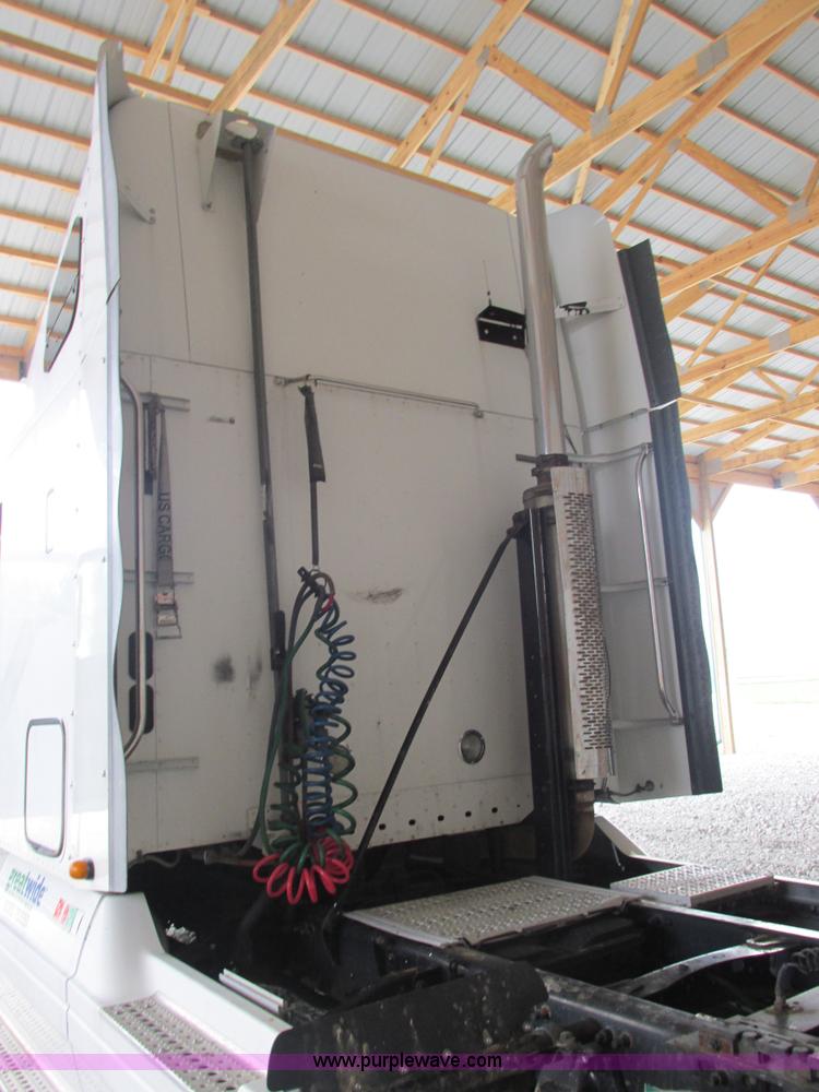 image for item AB9372 2006 Freightliner Columbia semi truck