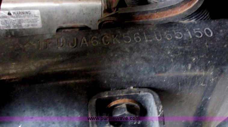 image for item AB9372 2006 Freightliner Columbia semi truck