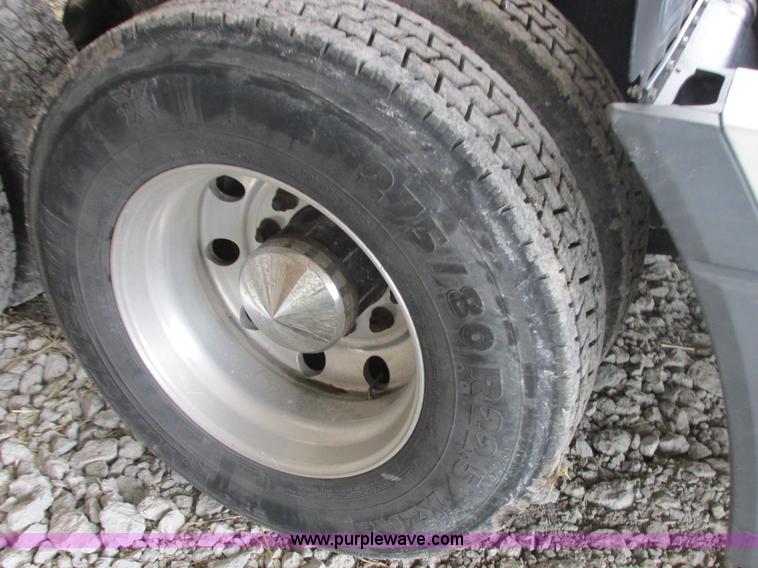 image for item AB9372 2006 Freightliner Columbia semi truck