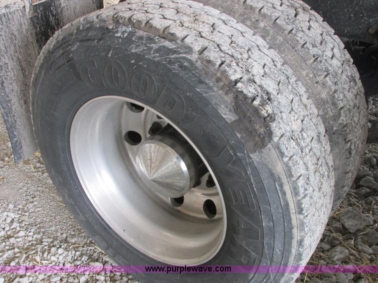 image for item AB9372 2006 Freightliner Columbia semi truck