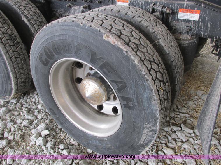 image for item AB9372 2006 Freightliner Columbia semi truck